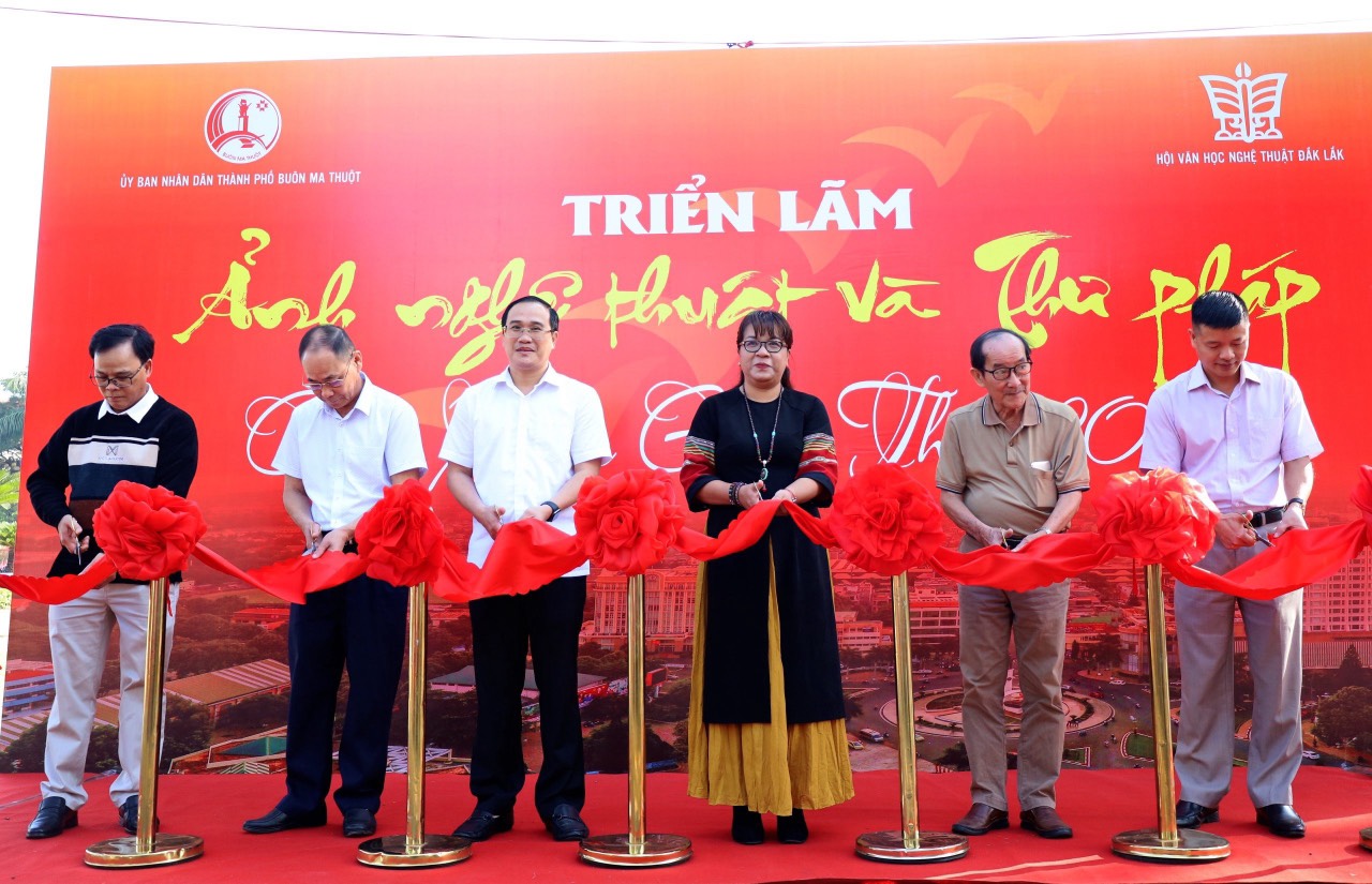 Khai mạc Triển lãm ảnh nghệ thuật và thư pháp chào Xuân Giáp Thìn 2024